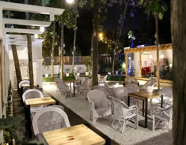 Pebbles Bar & Bistro garden at night